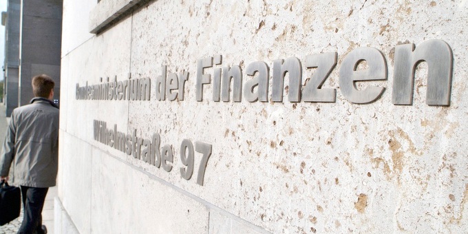 Die „6-Prozent-Regel“ gerät immer stärker ins Wanken: Nun setzt das BMF die Vollziehung von Bescheiden schon ab April 2012 aus.