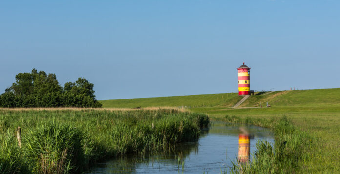 Der Leuchtturm von Pilsum ist nur wenige Kilometer von Aurich entfernt. Die ostfriesische Stadt musste den Haushalt sperren.