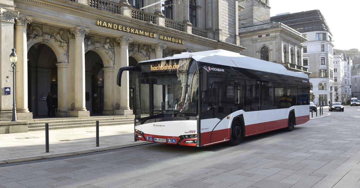 Ein E-Bus fährt durch Hamburg. (Bild: Hamburger Hochbahn AG/Marc-Oliver Schulz)