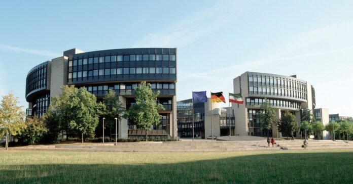 Der NRW-Landtag in Düsseldorf: Das Land arbeitet an einer Altschuldenlösung für seine Kommunen.