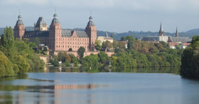 Die Stadt Aschaffenburg legt einen Nachhaltigkeitsbericht nach BNK-Kriterien vor; hier Schloss Johannisburg in Aschaffenburg.