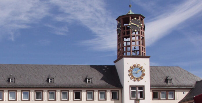 Rathaus in Worms: Die Stadt will nun einen defizitären Haushaltsplan vorlegen.