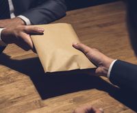 Der Einsatz von Zins-Swaps ist vielen Kommunen auf die Füße gefallen. Die Folge: Unzählige Schadensersatzklagen und Strafprozesse gegen Kämmerer. 