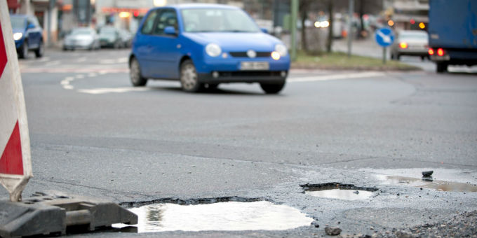 Sinkende Einwohnerzahlen belasten kommunale Haushalte massiv. Ein Sanierungstau ist oft nur eine von vielen Folgen klammer Kassen - und bedingt diese weiter.