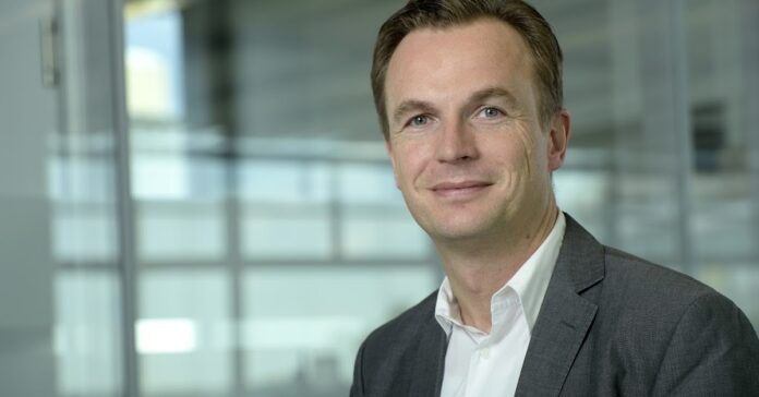 Prof. Dr. Jens Südekum ist Professor für internationale Volkswirtschaftslehre am Düsseldorf Institute for Competition Economics (DICE) der Heinrich-Heine-Universität und Mitglied des Wissenschaftlichen Beirats beim Bundeswirtschaftsministerium.