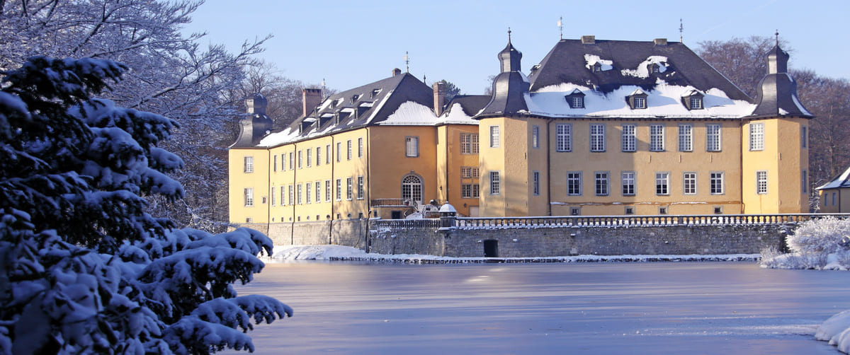 Das Wasserschloss Dyck in Jüchen: Erbin Marie Christine Wolff Metternich brachte 1999 das Schloss und die Gartenanlage in die Stiftung Schloss Dyck ein. Hier werden historische Gärten und Kulturlandschaften mit aktuellen Themen der Landschaftskultur und des Städtebaus verbunden.