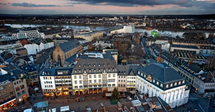 Luftbild von Marktplatz und Altem Rathaus der Bundesstadt Bonn (Foto: Stefan Körber - stock.adobe.com)