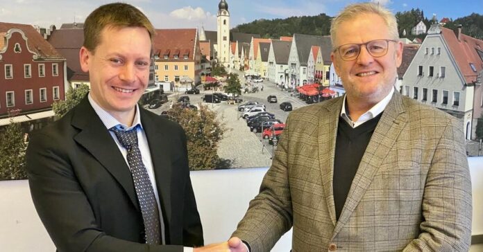 Schwandorfs OBM Andreas Feller (rechts) gratuliert dem neuen Kämmerer Michael Neidl (Quelle: Maria Schuierer / Stadt Schwandorf).