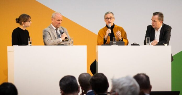 Diskutieren über urbane Transformation: Jens Südekum, Sibylle Keupen und Fred Mahro (v.r.), moderiert von F.A.Z.-Redakteurin Anna-Lena Niemann (links). (Quelle: FBM/Johannes Jost)