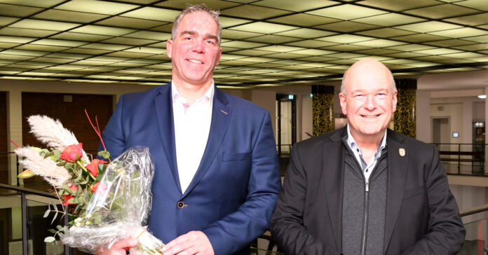 Kämmerer Stephan Schlaak (im Bild links) mit Dürens Bürgermeister Frank Peter Ullrich (Foto: Stadt Düren)