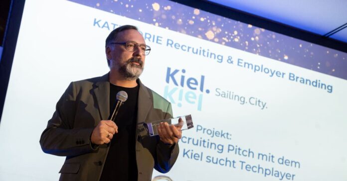 Kiels Stadtkämmerer und Personaldezernent Christian Zierau freut sich über einen ersten Platz beim Deutschen Personalwirtschaftspreis (Foto: Johannes Jost).