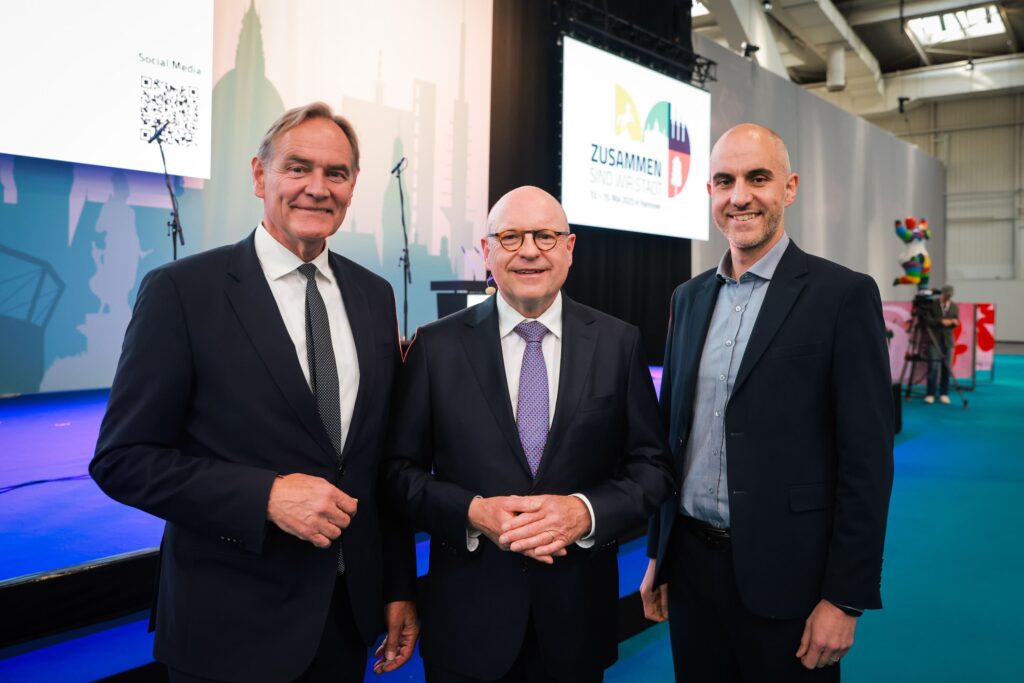 Vor Beginn der Hauptversammlung in Hannover: (v.l.) Städtetags-Vizepräsident Burkhard Jung, Städtetagspräsident Markus Lewe und der gastgebende Oberbürgermeister Belit Onay