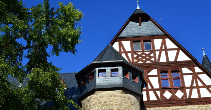Blick auf das Alzeyer Schloss: Der Landkreis Alzey-Worms übernimmt das insolvente DRK-Krankenhaus (Foto: Ilhan Balta - stock.adobe.com).