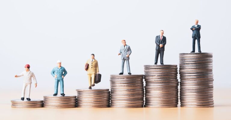 Die Gehälter von Top-Managern öffentlicher Unternehmen variieren stark von Branche zu Branche, zeigt eine Studie (Foto: Dilok - stock.adobe.com).