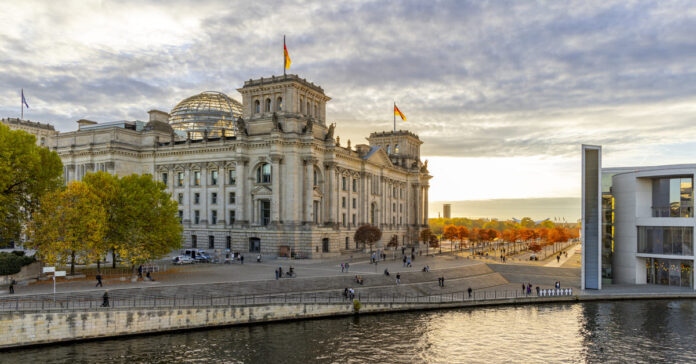 Blick auf das Reichstagsgebäude in Berlin (Foto: Deutscher Bundestag / Jörg F. Müller).