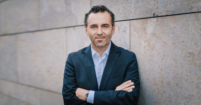 Der neue Bundesdigitalminister Karsten Wildberger will Bürokratie abbauen und IT vereinheitlichen. Im Gespräch erklärt sein Staatssekretär Thomas Jarzombek, wie der Bund dabei vorgeht, und welche Ziele bis 2028 erreicht werden sollen.