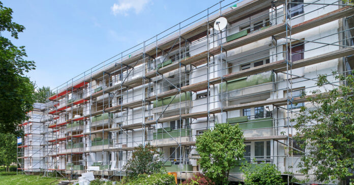 Mit dem neustart des KfW-Förderprogramms soll die energetische Sanierung in der Stadt beschleunigt werden (Foto: moritz - stock.adobe.cm).