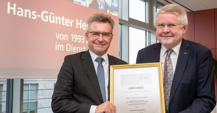 DLT-Präsident Achim Brötel überreicht Hans-Günter Henneke (rechts) eine Urkunde zur Verleihung der außerordentlichen Mitgliedschaft im Verein der Geschichte der Deutschen Landkreise.
