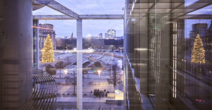 Blick aus dem Paul-Löbe-Haus: Geschenke aus Berlin sind auch für den Winter nicht zu erwarten (Foto: Deutscher Bundestag / Marc Beckmann).