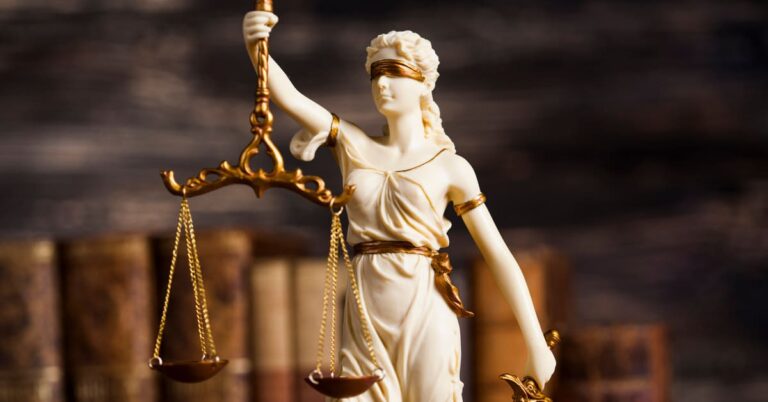Zwei Jahre und sechs Monate Haft - ohne Bewährung: so lautet das Urteil für den früheren Oberbürgemeister von Regensburg. Bild: Foto: Sebastian Duda - stock.adobe.com