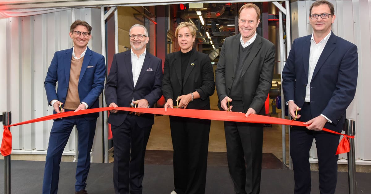Henkel-Standortleiter Daniel Kleine, Henkel-CEO Carsten Knobel, Ministerin Mona Neubaur, OB Stephan Keller und SWD-Chef Julien Mounier bei der Eröffnung der Energiezentrale für das Fernwärme-Projekt von Henkel und den Stadtwerken (v.l.) (Bild: Steffen Hauser)