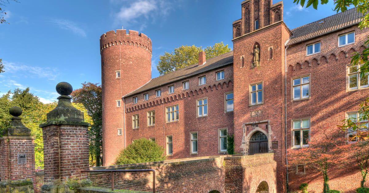 Mitten im Stadtzentrum Kempens liegt die kurkölnische Landesburg, die um 1400 erbaut wurde (Bild: Thomas Jablonski - stock.adobe.com).