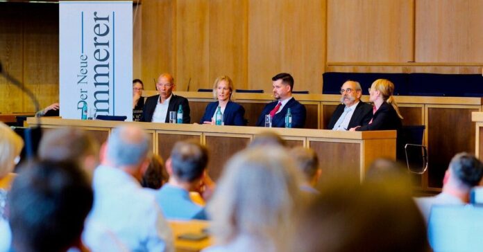 Muntere Diskussion über Chancen und Risiken bei der Digitalisierung: Frankfurts Stadtkämmerer Bastian Bergerhoff, Birgit Weckler, Erste Kreisbeigeordnete des Wetteraukreises, Matthias Nölke, Stadtkämmerer und Wirtschaftsdezernent der Stadt Kassel und Moderatorin Ariane Mohl (v.l., Foto: Dirk Beichert)