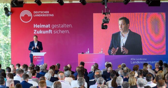 Finanzminister Lars Klingbeil während seiner Rede auf der Landkreisversammlung 2026 (Bild: Deutscher Landkreistag)