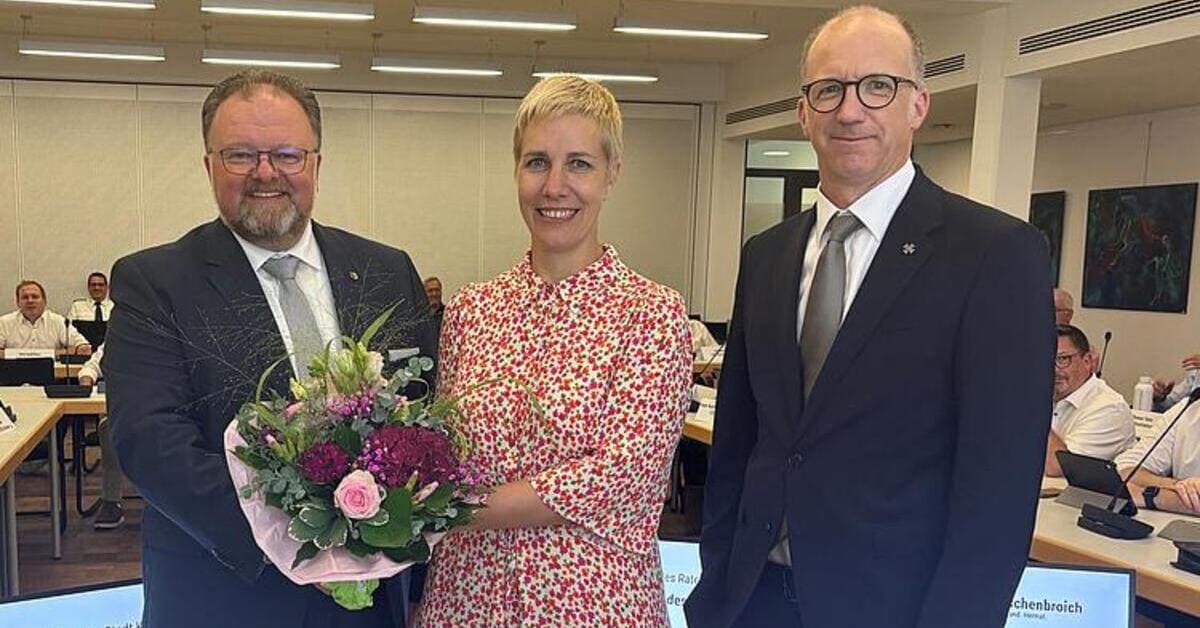 Bürgermeister Marc Venten (l.) gratuliert Annette Gratz gemeinsam mit Thomas Dückers zur Wahl (Foto: Stadt Korschenbroich).