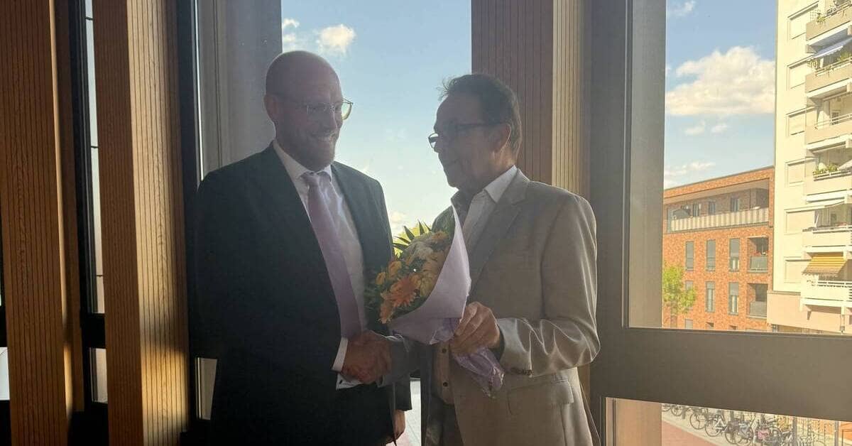Bürgermeister Christoph Landscheidt gratulierte dem neugewählten Beigeordneten und Kämmerer Benedikt Winzen direkt nach Wahl. (Foto: Stadt Kamp-Lintfort)