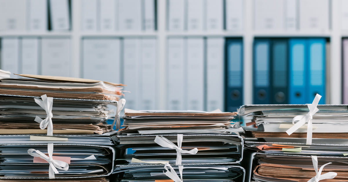 Aktenberge sind in vielen Verwaltungen immer noch Teil des Alltags. (Foto: StockPhotoPro - stock.adobe.com)