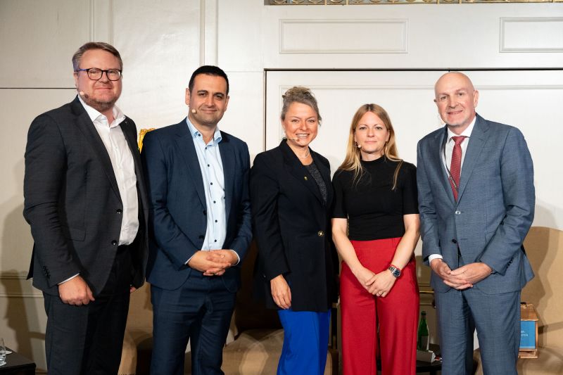Auf dem Podium diskutierten: Torsten Lang, Staatssekretär, Ministerium für Inneres, Bauen und Sport, Saarland, Bijan Djir-Sarai, Kämmerer, Rhein-Kreis Neuss, Silke Ehrbar-Wulfen, Erste Beigeordnete und Kämmerin, Stadt Recklinghausen und Dr. Rolf Bösinger, Staatssekretär, Bundesministerium der Finanzen (v.l.n.r. mit Chefredakteurin Dr. Sarah Döbeling).