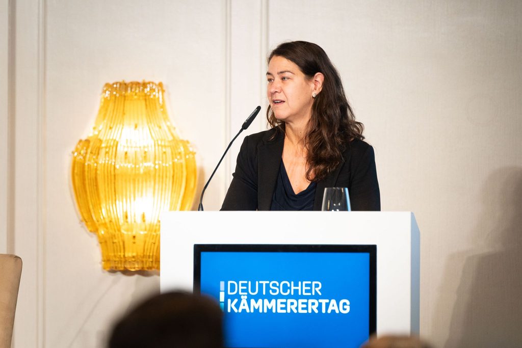 Tanja Mildenberger, Staatssekretärin der Senatsverwaltung für Finanzen Berlin, eröffnete den Konferenztag im Adlon (Foto: DNK / Johannes Jost).
