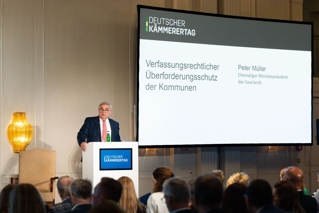Der ehemalige Ministerpräsident des Saarlands und Bundesverfassungsrichter a.D., Peter Müller, forderte einen verfassungsrechtlichen Überforderungsschutz für Kommunen (Foto: DNK / Johannes Jost).