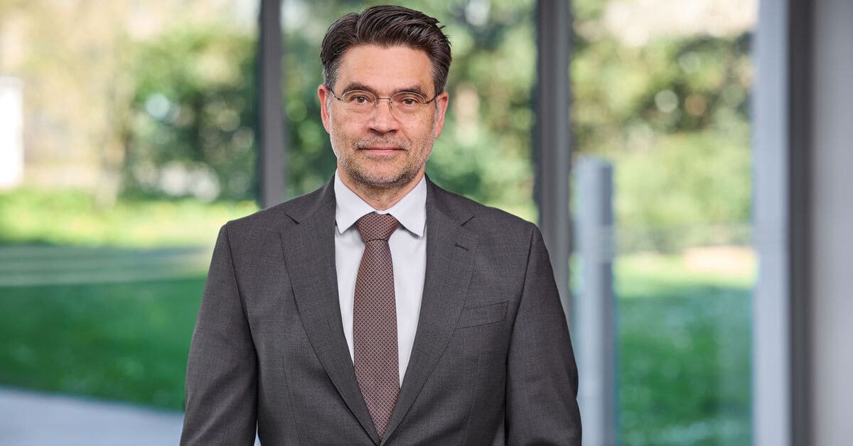 Dr. Dirk Schumacher ist seit April 2025 Chefvolkswirt der KfW und leitet die Abteilung KfW Research. (Bild: KfW-Bildarchiv/Alex Habermehl)