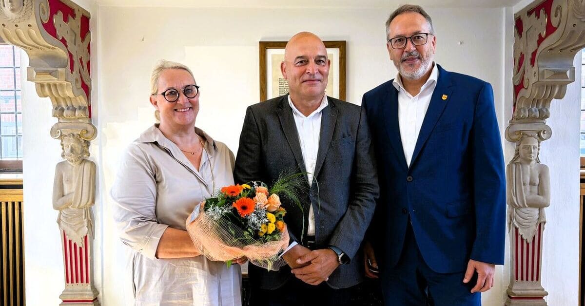Bürgermeister Helmut Knurbein (r.) mit Günter Otten (Mitte) und seiner Ehefrau Judith (Foto: Stadt Meppen)