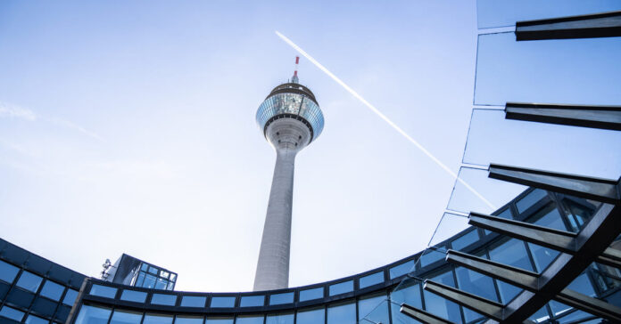 Blick auf Landtag und Rheinturm: NRW hat sein Versprechen eingelöst und Altschulden seiner Kommunen übernommen (Foto: stock.adobe.com - Paul).